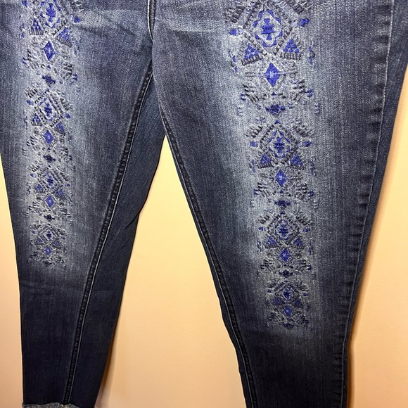 Wrangler Distressed Tribal Embroidered Midrise Raw Hem Skinny Jeans Size 11/28 - Picture 4 of 11